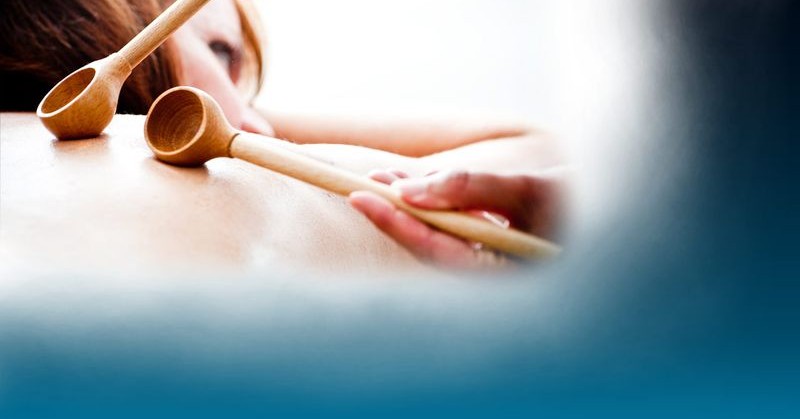 massage aux accessoires sensoriels chez yonko spa dans le 42